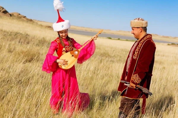 Kazak erkek ve kadın Ulusal bozkır dombyra oynama ve dans kostümleri