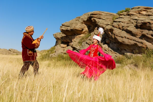 Kazak erkek ve kadın Ulusal bozkır dombyra oynama ve dans kostümleri