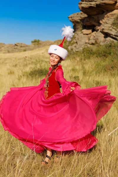 Güzel Kazak kadın dombyra ile dans bozkır içinde ulusal kostüm — Stok fotoğraf