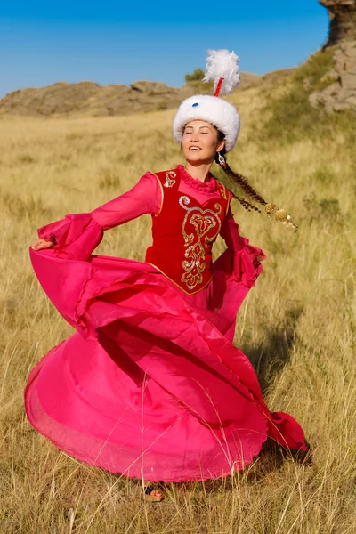 美丽的民族服饰与 dombyra 共舞，草原的哈萨克女人 — 图库照片