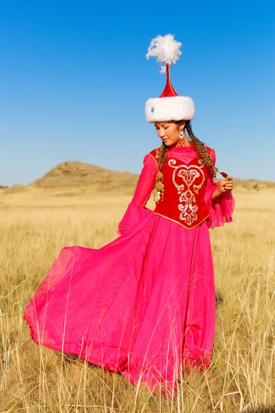 Belle femme kazakh en costume national dans la steppe dansant avec dombyra — Photo