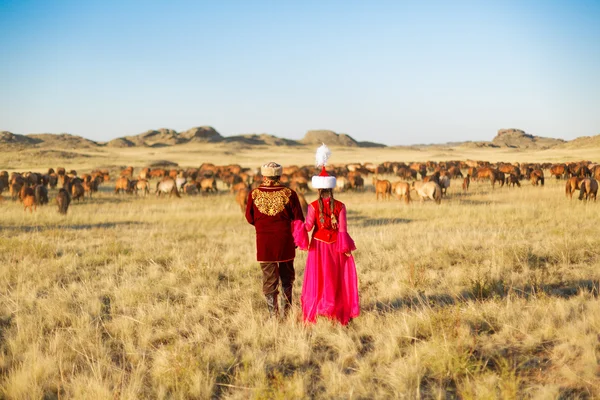 Kazak erkek ve kadın Ulusal bozkır dombyra oynama ve dans kostümleri