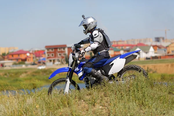 Moto motociclista conducción enduro bicicleta — Foto de Stock