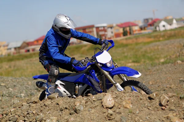 Moto motociclista conducción enduro bicicleta —  Fotos de Stock