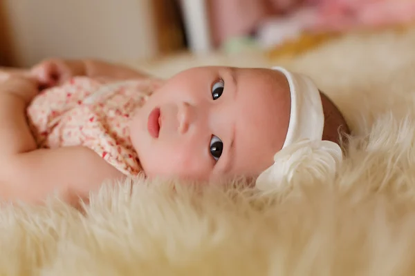 Kürk yerdeki yay ile güzel şirin bebek kız