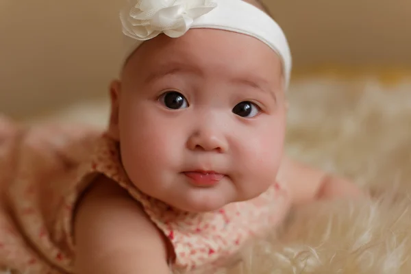 Kürk yerdeki yay ile güzel şirin bebek kız