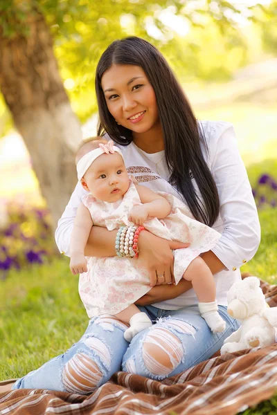 Çocuklar parkta güzel genç kadın