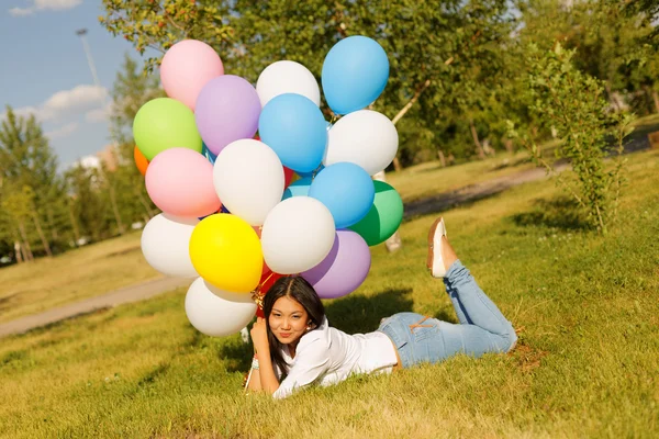 Güzel Kazak kız balonlar ve parkta çilek ile — Stok fotoğraf