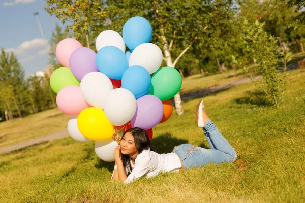Güzel Kazak kız balonlar ve parkta çilek ile — Stok fotoğraf