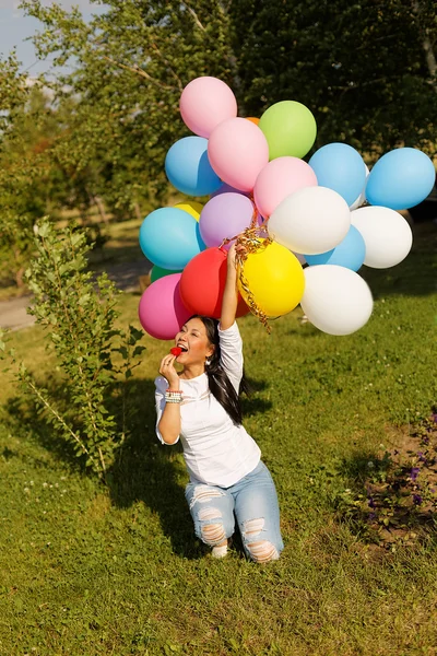 Güzel Kazak kız balonlar ve parkta çilek ile — Stok fotoğraf