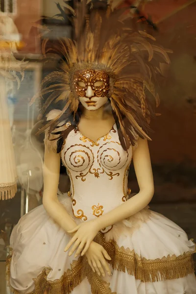 Masker för maskerad på showcase av Venedig shop — Stockfoto