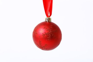 Noel ağacı, beyaz arka plan üzerinde oyuncaklar