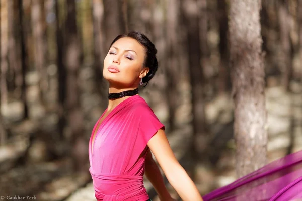 Mooie Kazachstaanse vrouw in trendy jurk in het forest — Stockfoto