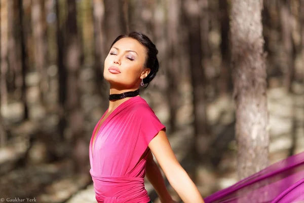 Mulher kazakh bonita em vestido da moda na floresta — Fotografia de Stock