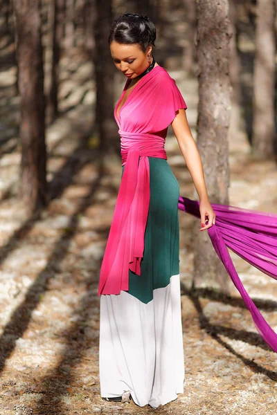 Vacker kazakiska kvinna i trendig klänning i skogen — Stockfoto