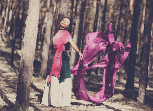Mooie Kazachstaanse vrouw in trendy jurk in het forest — Stockfoto
