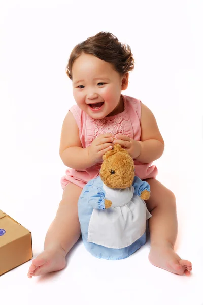 Schattig klein meisje in bunny kostuum met speelgoed en geschenken — Stockfoto