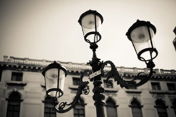 Уличный фонарь в Италии — стоковое фото