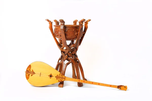 Kazak Milli aleti dombra ve beyaz arka plan üzerinde taikazan