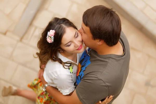 Joven besándose mujer.Historia de amor — Foto de Stock