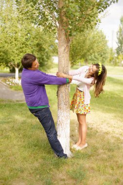 Parkta piknik genç bir çift. Aşk hikayesi