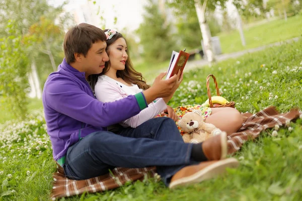 Ungt par i parken på picknick. Kärlekshistoria — Stockfoto