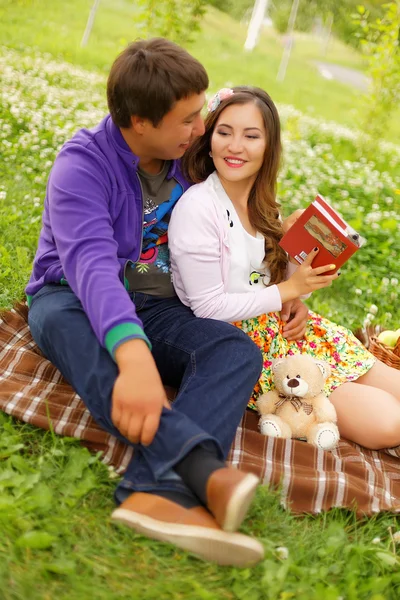 Ungt par i parken på picknick. Kärlekshistoria — Stockfoto