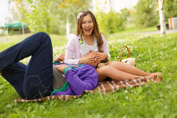 Ungt par i parken på picknick. Kärlekshistoria — Stockfoto