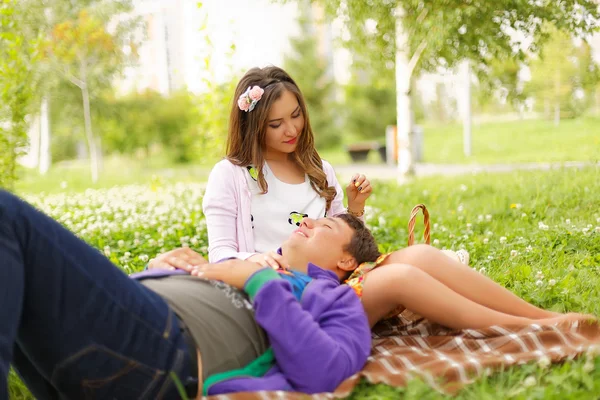 Pareja joven en el parque en el picnic. Historia de amor — Foto de Stock