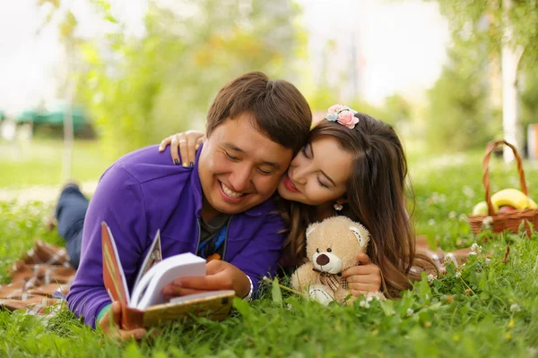 Parkta piknik genç bir çift. Aşk hikayesi