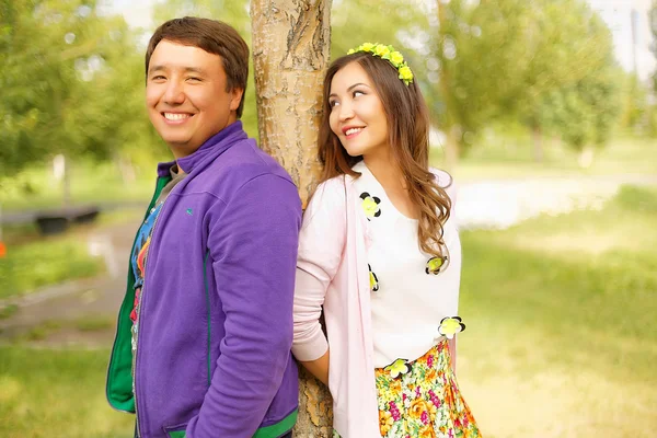 Parkta piknik genç bir çift. Aşk hikayesi