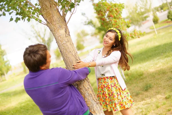 Parkta piknik genç bir çift. Aşk hikayesi — Stok fotoğraf