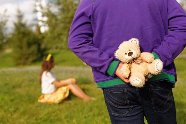 Ungt par i parken på picknick. Kärlekshistoria — Stockfoto