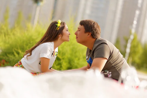ピクニックの公園で若いカップル。愛の物語 — ストック写真