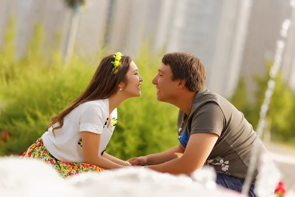Parkta piknik genç bir çift. Aşk hikayesi — Stok fotoğraf