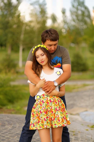 Pareja joven en el parque en el picnic. Historia de amor — Foto de Stock