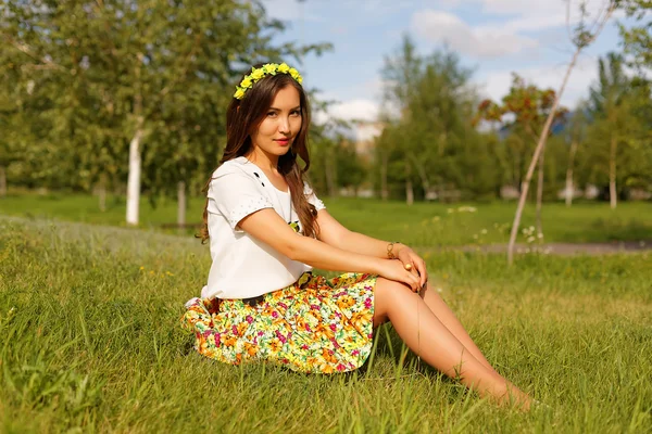 Красивая молодая женщина в парке — стоковое фото