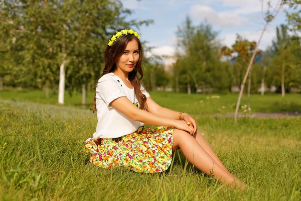 Belle jeune femme dans le parc — Photo