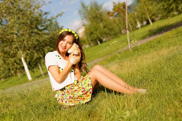 Beautiful young woman in the park — Stock Photo, Image