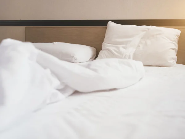 Almohadas Cama Colchón edredón desordenado en el dormitorio —  Fotos de Stock