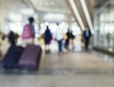 Yürüyüş Bagaj ile seyahat insanlar tren istasyonu bulanıklık arka plan