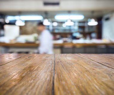 Masa üstü bulanıklık insanlar arka plan ile sayaç Restoran Bar 