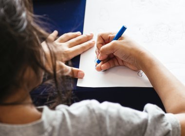 El renkli kalem ve kağıt ile tablo eğitim kavramı üzerinde çizim çocuk