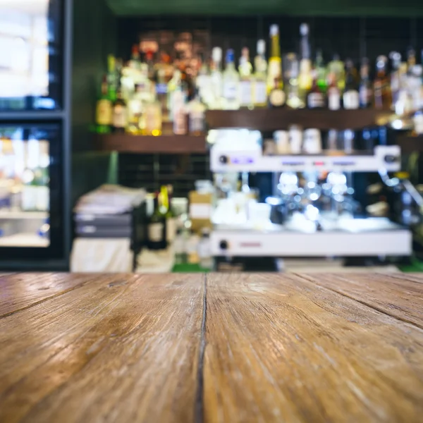 Deska stolu s rozmazané Pub Bar restaurace café interiéru pozadím — Stock fotografie