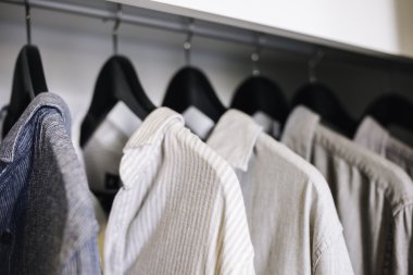 Elbise dolabı Dükkanı şekilde asılı görüntülemek 