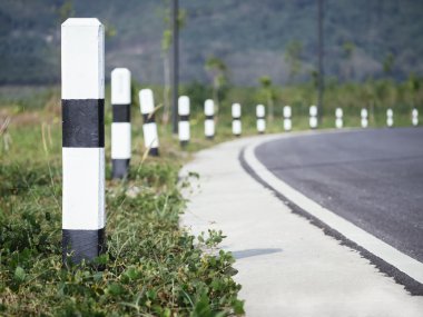 Karayolu yan yol işareti ile yolculuğa perspektif seyahat açık 