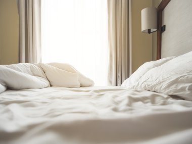 Şilte ve yastıklar karışıklık sabah yatak yatak