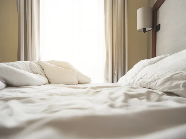 早上起来卧室床床垫和枕头乱 — 图库照片