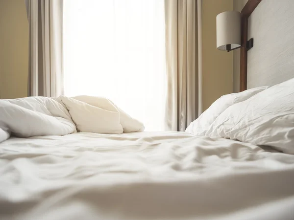 Colchón y almohadas de la cama meten encima del dormitorio por la mañana — Foto de Stock