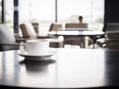 Bulanık insanlar Restoran salonu kafeterya masada kahve fincanı 